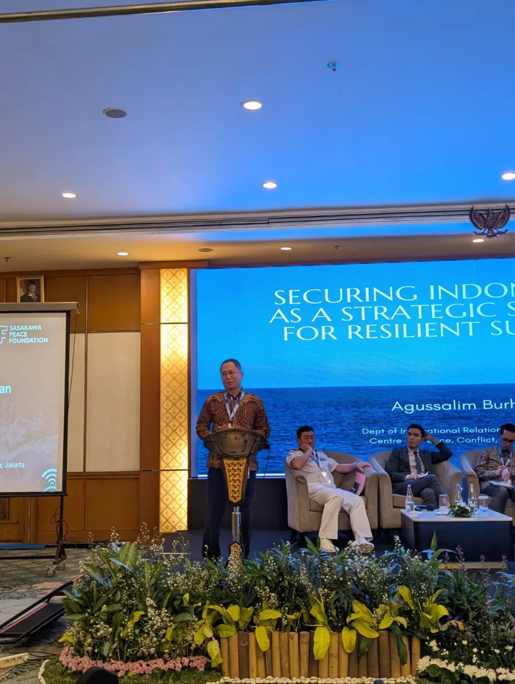 Agussalim Burhanuddin, dosen Departemen Ilmu Hubungan Internasional FISIP Universitas Hasanuddin sekaligus peneliti CPCD Unhas, memaparkan presentasi bertajuk “Securing Indonesia’s ALKI II as a Strategic Sea Corridor for Resilient Supply Chains” dalam sesi Panel Discussion 1 Southeast Asia–Japan Security Dialogue 2026 yang membahas penguatan keamanan maritim dan ketahanan rantai pasok Indo-Pasifik, di Jakarta, 9–11 Februari 2026.